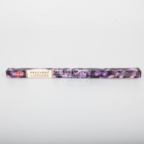 Dlouhá vonná tyčinka lemující levanduli